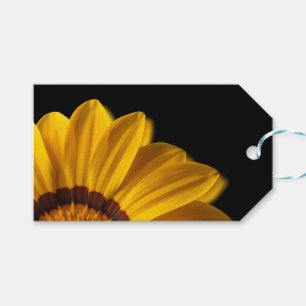 Gult blomma på svart bakgrund presentetikett