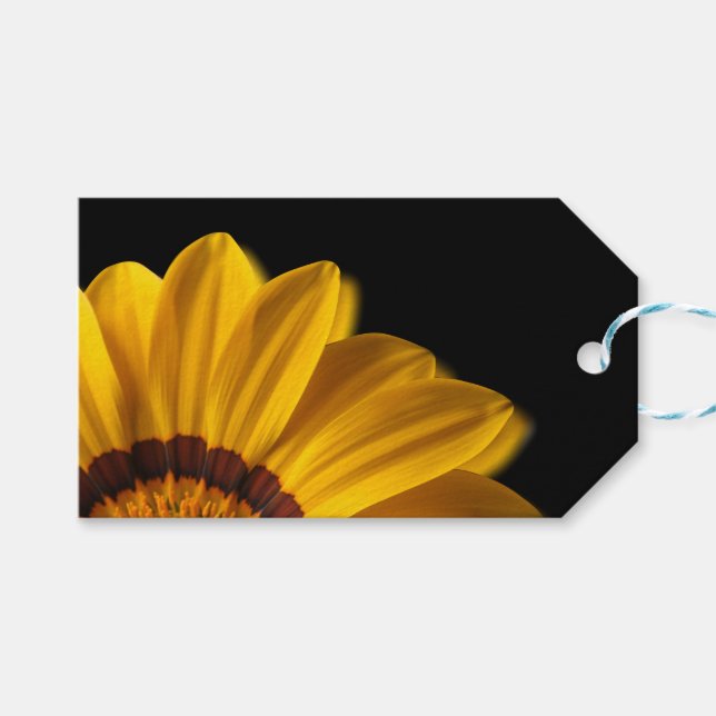 Gult blomma på svart bakgrund presentetikett (Framsidan (Horisontell))