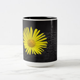 Gult blomma Två-Tonad mugg