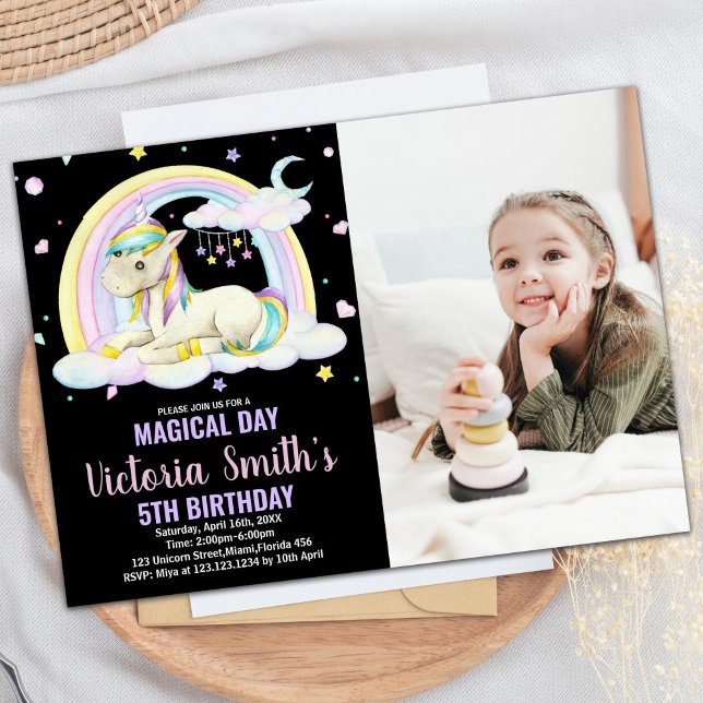 Gult Blommigt Black Photo Unicorn Birthday Inbjudningar (Yellow Floral Black Photo Unicorn Birthday Invitation)