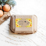 gult blommigt - rustik skript Egg Carton-etikett Fraktsedel<br><div class="desc">gult vår blommigt gräns i ett vackert,  dynamiskt vår färg med kycklingillustration och ett strålande skript för all information på vit bakgrund.</div>