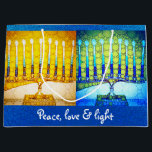 Gult Blue Peace Kärlek Light Hanukkah Menorahs<br><div class="desc">"Fred, kärlek och ljus." En närbild, fotoillustration av gult och blå ljusa menorahmenyer i färgaden hjälper dig att sätta dig in i helgdag av Hanukkah. Känn julhelgens värme och glädje när du användor den här söta och roligt anpassningsbarna stor storlek presentväska. Sparka blå faux glitter lägger till sidorna. Matchningskort, porto,...</div>