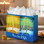 Gult Blue Peace Kärlek Light Hanukkah Menorahs<br><div class="desc">"Fred, kärlek och ljus." En närbild, fotoillustration av gult och blå ljusa menorahmenyer i färgaden hjälper dig att sätta dig in i helgdag av Hanukkah. Känn julhelgens värme och glädje när du användor den här söta och roligt anpassningsbarna stor storlek presentväska. Sparka blå faux glitter lägger till sidorna. Matchningskort, porto,...</div>