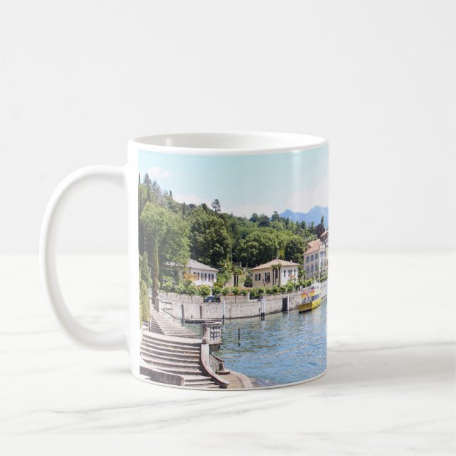 GULT BOAT DOKKED NÄRA BYGGNAD KAFFEMUGG (Vänster)