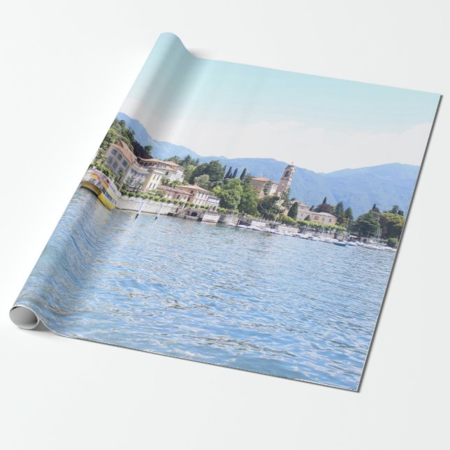 GULT BOAT DOKKED NÄRA BYGGNAD PRESENTPAPPER (Utrullad)