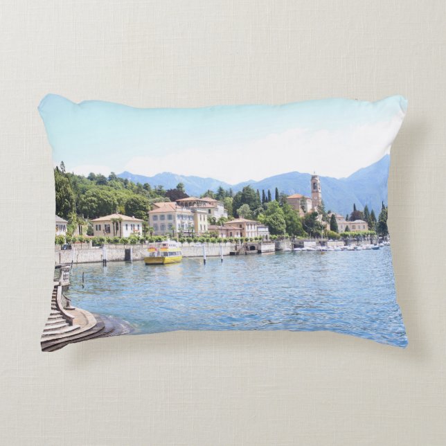 GULT BOAT DOKKED NÄRA BYGGNAD PRYDNADSKUDDE (Framsidan)