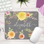 Gult boho blommigt vattencolor grått monogram-skri musmatta<br><div class="desc">Gult, rosa, rödblommor och orange vattenfärger och vit manustypografi täcker över en mjuk grått-bakgrund på det vackra, rustiska, romantiska, vintage blommigt-namnet mousepad. Lägg till ditt namn för att anpassa. Gör en chic och snyggt påstående varje gång du användor den. En underbar gåva till en vän, förutom dig själv! Skriv bara...</div>