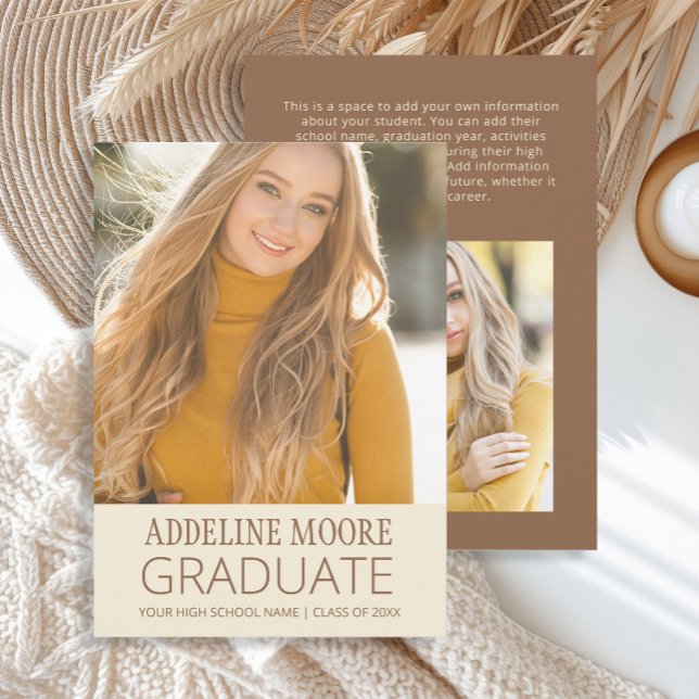 Gult Brown 2-Photo Studenten-meddelande Inbjudningar (Modern soft yellow and brown 2-photo graduation announcement card)