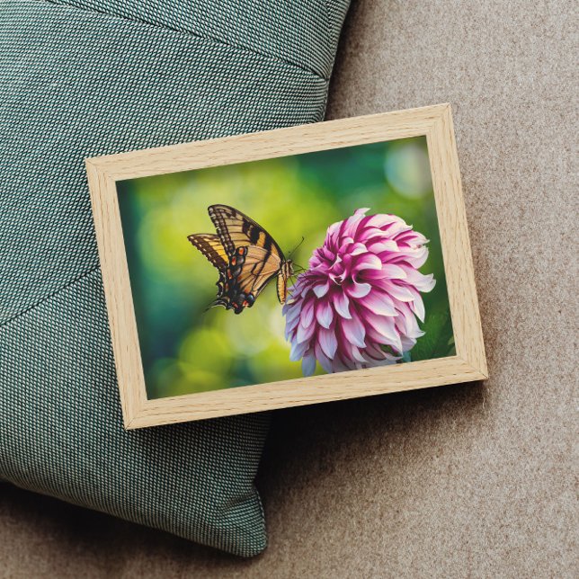 Gult Butterfly on Rosa Dahlia Flower in a Garden Poster (Skapare uppladdad)