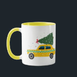 Gult Cab Taxi Julgran Teckning Snö Mugg<br><div class="desc">En gult stadshytt kör hem till jul,  med ett Julgran,  dekorerat med en röd Julafton-båge. En trevlig julklapp till en taxichaufför,  en förare i taxi. Julafton gult  cab snö,  vinterkantig illustration för alla taxiförare.</div>