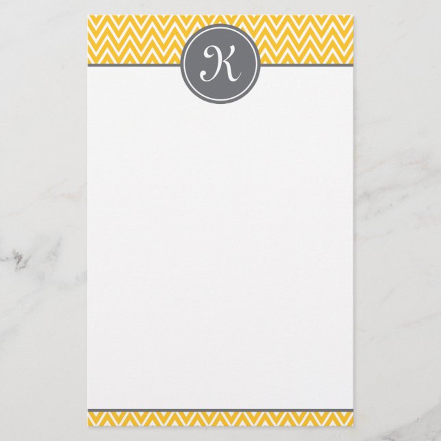 Gult Chevron Mönster Grått Monogram Brevpapper (Framsida)