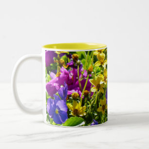 Gult Coreopsis och Lila Violas Colorful Blommigt Två-Tonad Mugg