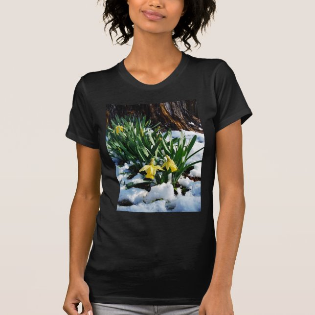 Gult Daffodils blommor i snö T Shirt (Framsida)