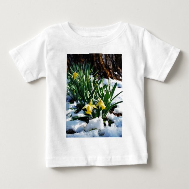 Gult Daffodils blommor i snö T Shirt (Framsida)