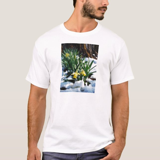 Gult Daffodils blommor i snö T-shirt (Framsida)
