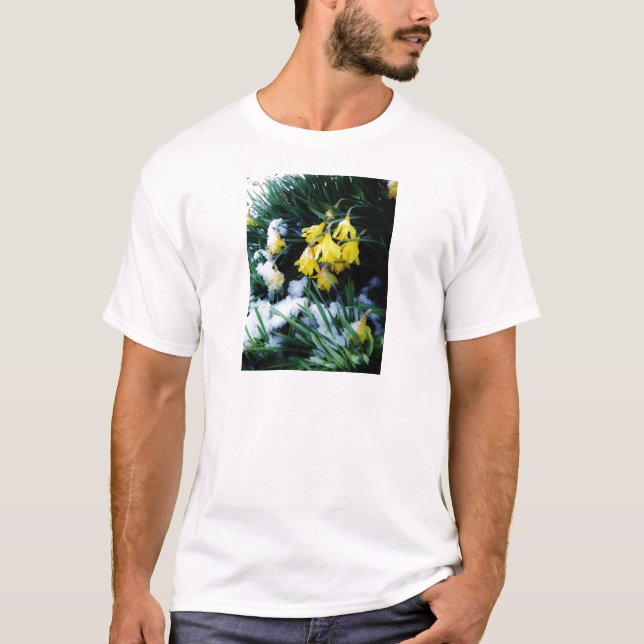 Gult Daffodils blommor i snö T-shirt (Framsida)