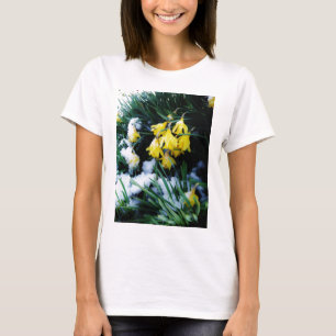 Gult Daffodils blommor i snö Tee Shirt