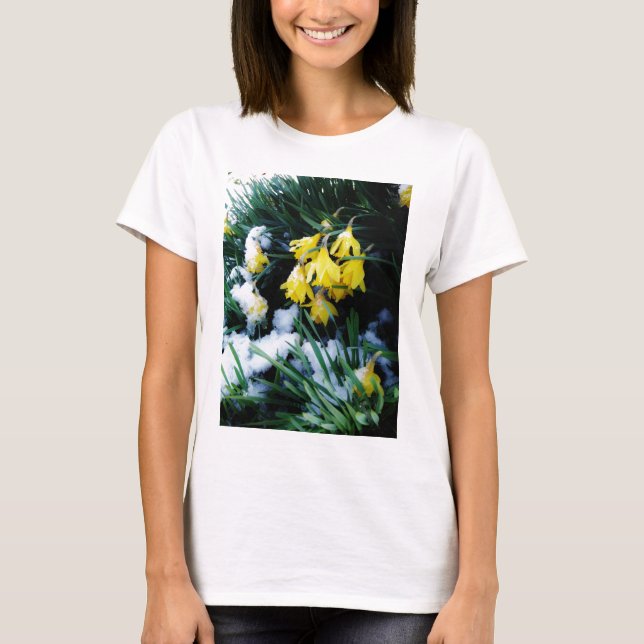 Gult Daffodils blommor i snö Tee Shirt (Framsida)
