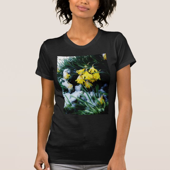 Gult Daffodils blommor i snö Tee Shirt (Framsida)