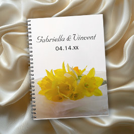 Gult Daffodils on White Vår bröllop Anteckningsbok Med Spiral