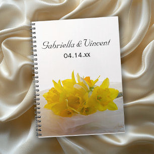 Gult Daffodils on White Vår bröllop Anteckningsbok Med Spiral