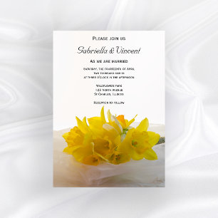 Gult Daffodils on White Vår bröllop Inbjudningar