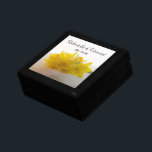 Gult Daffodils on White Vår bröllop Minnesask<br><div class="desc">Den söt Gulten Daffodils on White Vår bröllop Gift Box kan vara personlig med namnen av bruden och brudgummen och deras ceremoniedag i mars, april eller maj giftermål. Skapa en personlig keepsaki-gåva till nylingarna eller en tack till dina bröllop-medhjälpare, brudgummar och brudens sida. Den här presentlådan bröllop i elegant anpassningsbar...</div>
