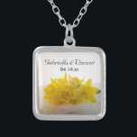 Gult Daffodils on White Vår bröllop Silverpläterat Halsband<br><div class="desc">Den elegant Gulten Daffodils on White Vår bröllop Pendant Necklace gör en unik personlig för att bruden ska vara eller hennes brudtärna. Denna söt anpassningsbar botaniska halsband i bröllop har ett blommigt foto av en bukett av gult daffodil-blommar med en vit möhippa-slöja inuti en sterling silver-planerad kvadratisk beläggning. Perfekt till...</div>