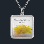 Gult Daffodils on White Vår bröllop Silverpläterat Halsband<br><div class="desc">Den elegant Gulten Daffodils on White Vår bröllop Pendant Necklace gör en unik personlig för att bruden ska vara eller hennes brudtärna. Denna söt anpassningsbar botaniska halsband i bröllop har ett blommigt foto av en bukett av gult daffodil-blommar med en vit möhippa-slöja inuti en sterling silver-planerad kvadratisk beläggning. Perfekt till...</div>