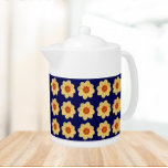Gult Dahlia-Blommönstret om Blue<br><div class="desc">Vit keramisk tekanna med lock som innehåller fotobilden av en gult Dahlia-blomma på en marin blå bakgrund och som är tryckt i ett upprepande mönster. En roligt,  blommigt design!</div>