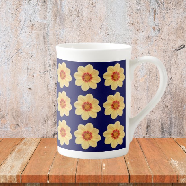 Gult Dahlia-Blommönstret om Blue Benporslin Mugg (In Situ)