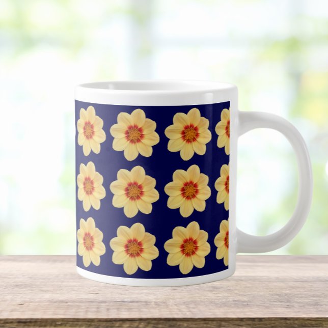 Gult Dahlia-Blommönstret om Blue Jumbo Mugg (In Situ)