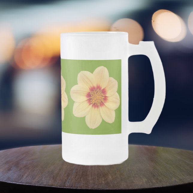Gult Dahlia-Blommönstret om Grönt Frostat Ölglas (In Situ)