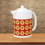 Gult Dahlia-Blommönstret om Röd<br><div class="desc">Vit keramisk tekanna med lock som innehåller fotobilden av en gult Dahlia-blomma på röd bakgrund och som är tryckt i ett upprepande mönster. En roligt,  blommigt design!</div>