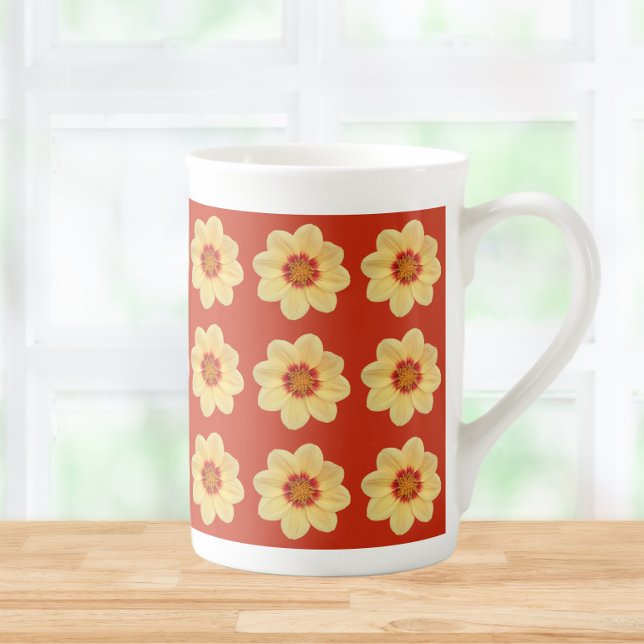 Gult Dahlia-Blommönstret om Röd Benporslin Mugg (In Situ)