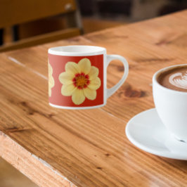 Gult Dahlia-Blommönstret om Röd Espressomugg
