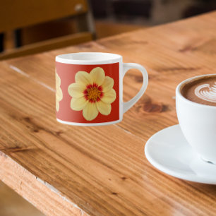 Gult Dahlia-Blommönstret om Röd Espressomugg