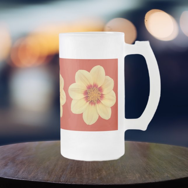 Gult Dahlia-Blommönstret om Röd Frostat Ölglas (In Situ)
