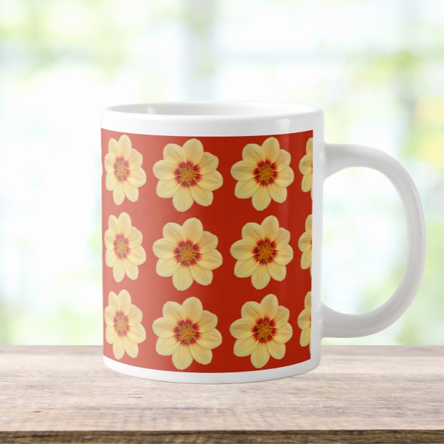 Gult Dahlia-Blommönstret om Röd Jumbo Mugg (In Situ)