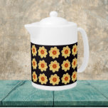 Gult Dahlia-Blommönstret på Black<br><div class="desc">Vit keramisk tekanna med lock som innehåller fotobilden av en gult Dahlia-blomma på en svart bakgrund och som är tryckt i ett upprepande mönster. En roligt,  blommigt design!</div>
