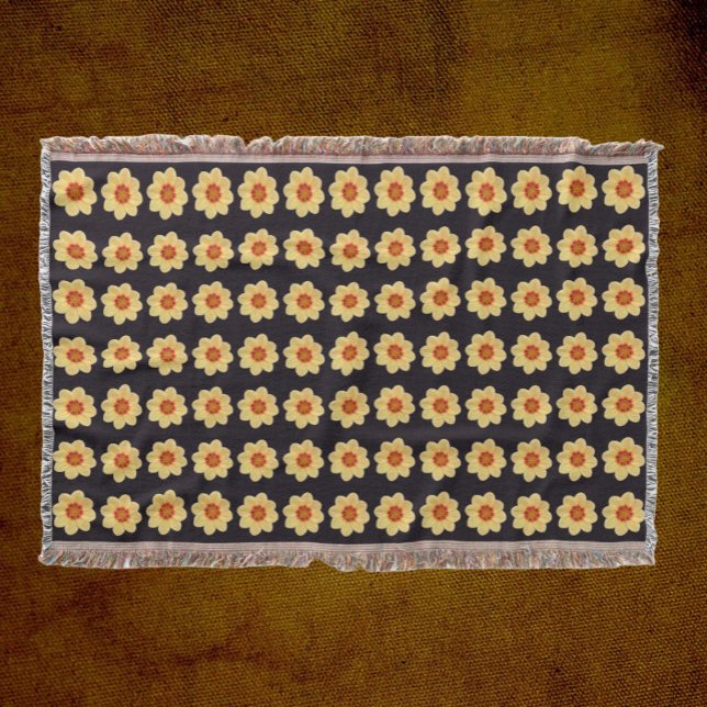 Gult Dahlia-Blommönstret på Black Filt (In Situ Front)