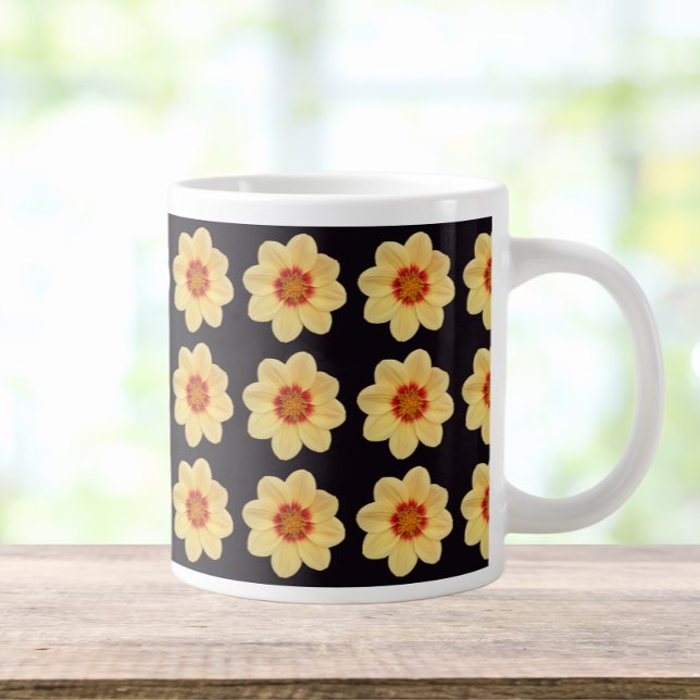 Gult Dahlia-Blommönstret på Black Jumbo Mugg (In Situ)