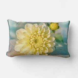 Gult Dahlia Flower på Mörk Teal Background Lumbarkudde