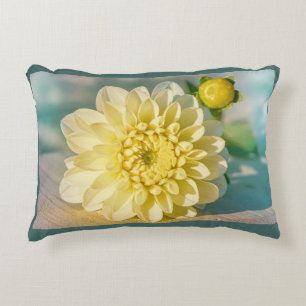 Gult Dahlia Flower på Mörk Teal Background Prydnadskudde
