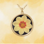Gult Dahlia på Black Blommigt Guldpläterat Halsband<br><div class="desc">Gör en mode-påstående med den här halsduken med en kedja som innehåller fotobilden av en gult Dahlia-blomma på en svart bakgrund. En underbar,  blommigt design! Markera den underordnade formen,  storlek och avsluta stil.</div>