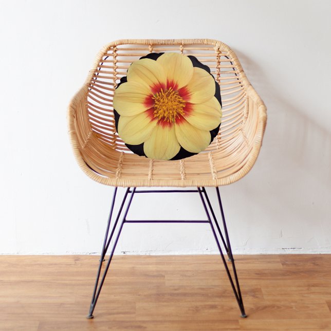 Gult Dahlia på Black Blommigt Rund Kudde (In Situ)