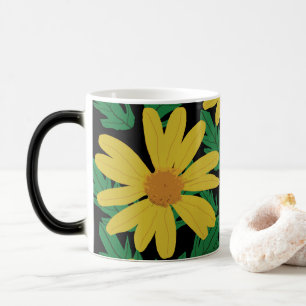 Gult daisy blommor med grönt löv kaffe mugg