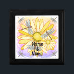 Gult Daisy bröllop presentationsruta Minnesask<br><div class="desc">Gult Daisy bröllop, Bröllop kläder, Bröllop t-shirts, bröllopsgåvor av ArtMuvz Illustration. Matchande vattenfärgsutkast för möhippan bröllop och bröllopsgåvor. Fira kärlek i stil med vår bröllop-design, Perfekt för bruden, brudgummen, bröllopsfesten och gästerna. Du kan anpassa dig med ditt namn eller bröllop-datum. Underbar för händelser med anknytning till bröllop. Visa upp din...</div>