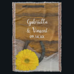 Gult Daisy och Horseshoe Land Westerna Bröllop Filt<br><div class="desc">De nya lykarna kommer att få njuta av att gungas under den charmerande Gulten Daisy och Horseshoe Land Western Bröllop Throw. Anpassa den med namn på ceremonin för bruden och brudgummen och giftermål för att skapa en unik förlovning, möhippa eller bröllop-keepsakpresenten. Den här anpassningsbarna för rustik chic av hästfilé har...</div>