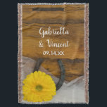 Gult Daisy och Horseshoe Land Westerna Bröllop Filt<br><div class="desc">De nya lykarna kommer att få njuta av att gungas under den charmerande Gulten Daisy och Horseshoe Land Western Bröllop Throw. Anpassa den med namn på ceremonin för bruden och brudgummen och giftermål för att skapa en unik förlovning, möhippa eller bröllop-keepsakpresenten. Den här anpassningsbarna för rustik chic av hästfilé har...</div>